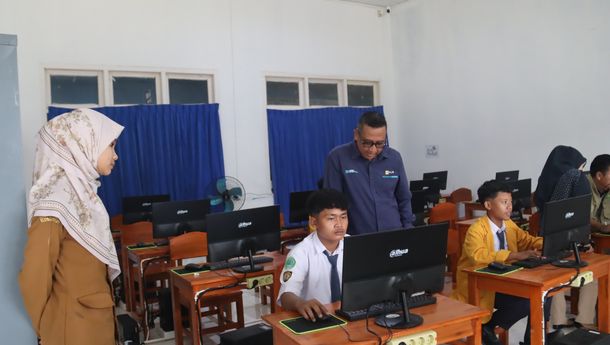 PLN Beri Bantuan Fasilitas Komputer ke SMP Muhammadiyah 2 Pagelaran