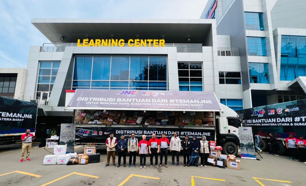 M. Feriadi Soeprapto selaku Presiden Direktur JNE, Chandra Fireta dan Edi Santoso, selaku Direktur JNE (tengah) dan Mitra Lembaga Kemasyarakatan (dari kiri) Rumah Zakat, Bulan Sabit Merah Indonesia (BMSI), DT Peduli Aceh, Yatim Mandiri Sumut, Silangit, DT Peduli Sumut di wilayah Medan, serta DT Peduli Sumbar di wilayah Padang dalam 'Bergerak Bersama Peduli Bencana' Pelepasan Distribusi Bantuan Lebih dari 500 Ton di Sales Counter Tomang 9, Jakarta Barat
