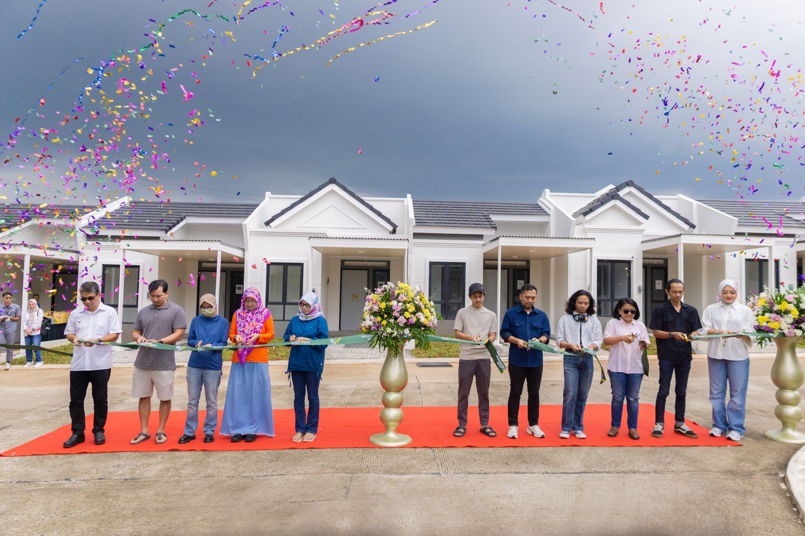 Marketing Manager Podomoro Golf View, Ellya (kanan) dan Chief Operating Officer Inner City Management selaku pengelola kawasan Podomoro Golf View, Krisdiarto Adi Pranoto (kiri) melaksanakan serah terima unit rumah Cluster Khaya tahap kedua sebanyak 15 unit rumah tipe Ivory (5x12) kepada konsumen di Podomoro Golf View, Cimanggis, Sabtu (20/12/2025).

Serah terima ini menjadi momen istimewa sebagai wujud nyata konsistensi pengembang dalam menyelesaikan pembangunan tepat waktu melalui strategi percepatan pengembangan kawasan.