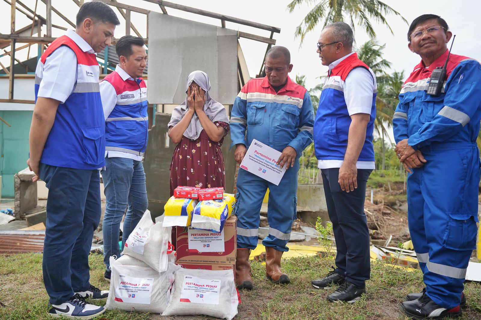 Kawal Misi Kemanusiaan, Direktur Utama PGN Serahkan Langsung Bantuan Bencana ke Warga Aceh dan Sumut