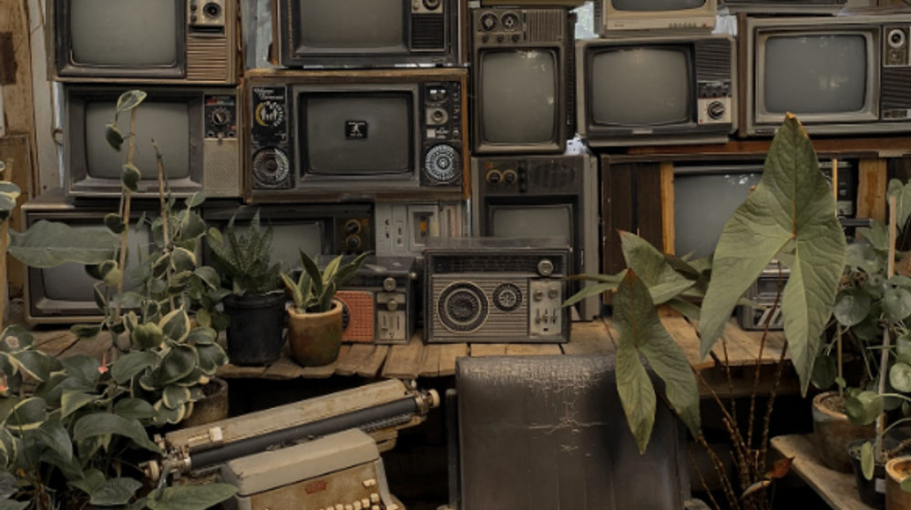 Berbagai tanaman seperti sukulen dan kaktus dipadukan dengan aneka benda antik, mulai dari telepon dan mesin ketik lawas hingga televisi bekas di sudut Retrorika.