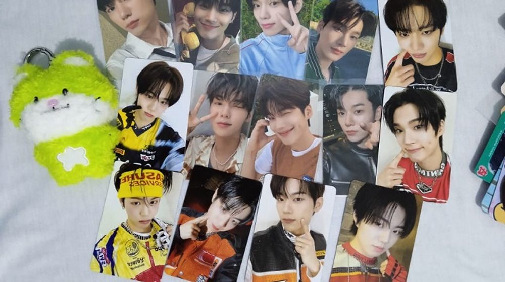 Official photocard dan salah satu karakter EVNNIZ Plush Keychain milik boy group K-pop EVNNE.