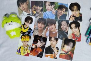 Official photocard dan salah satu karakter EVNNIZ Plush Keychain milik boy group K-pop EVNNE.