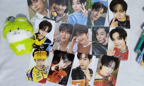 Official photocard dan salah satu karakter EVNNIZ Plush Keychain milik boy group K-pop EVNNE.