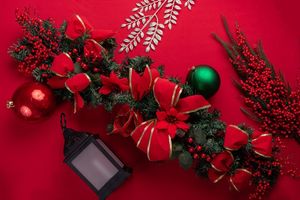 Warna hijau dan merah identik dengan Natal.