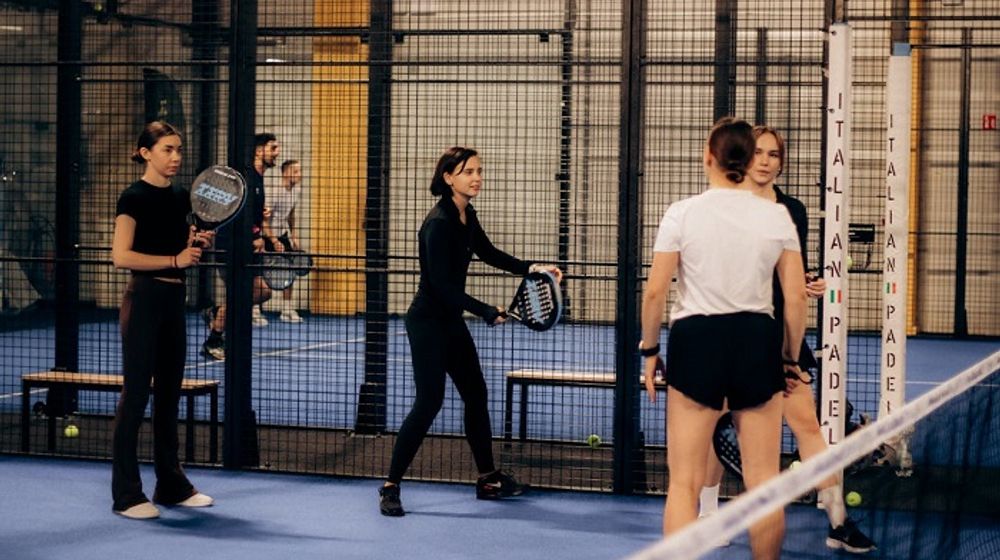 Beberapa wanita tengah bermain padel.