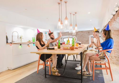 Merayakan Tahun Baru bersama teman di kos.