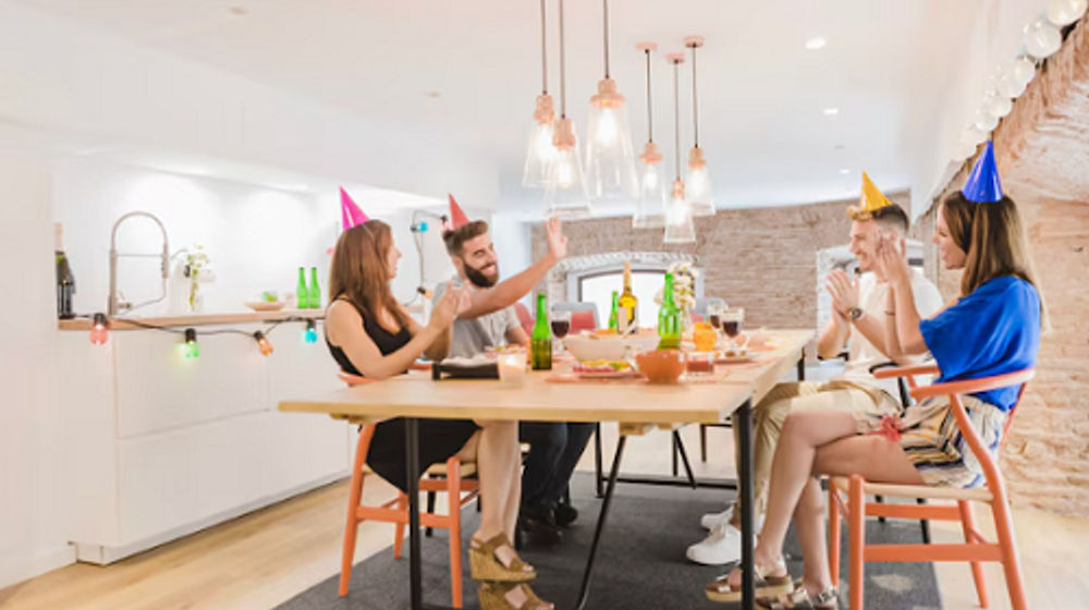 Merayakan Tahun Baru bersama teman di kos.