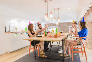 Merayakan Tahun Baru bersama teman di kos.