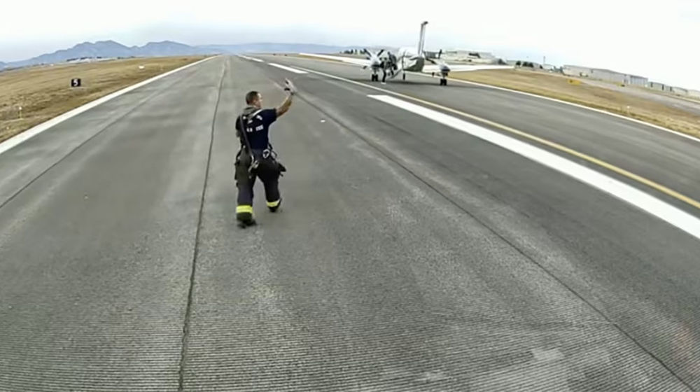 pesawat mendarat sendiri.jpg