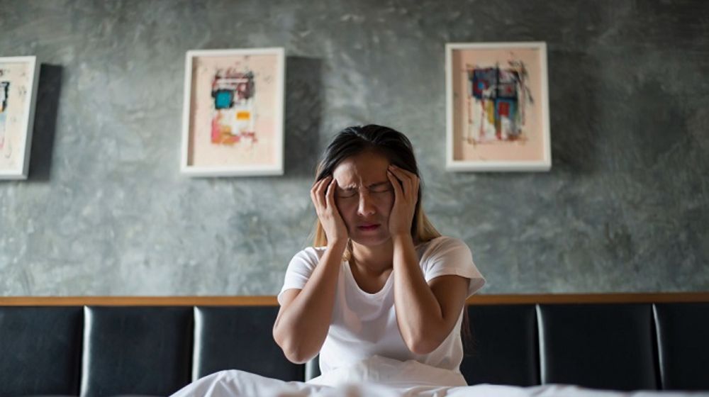 Seorang wanita sedang sakit kepala.