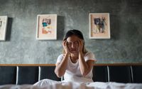 Seorang wanita sedang sakit kepala.