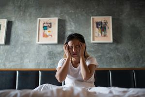 Seorang wanita sedang sakit kepala.