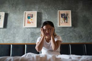 Seorang wanita sedang sakit kepala.