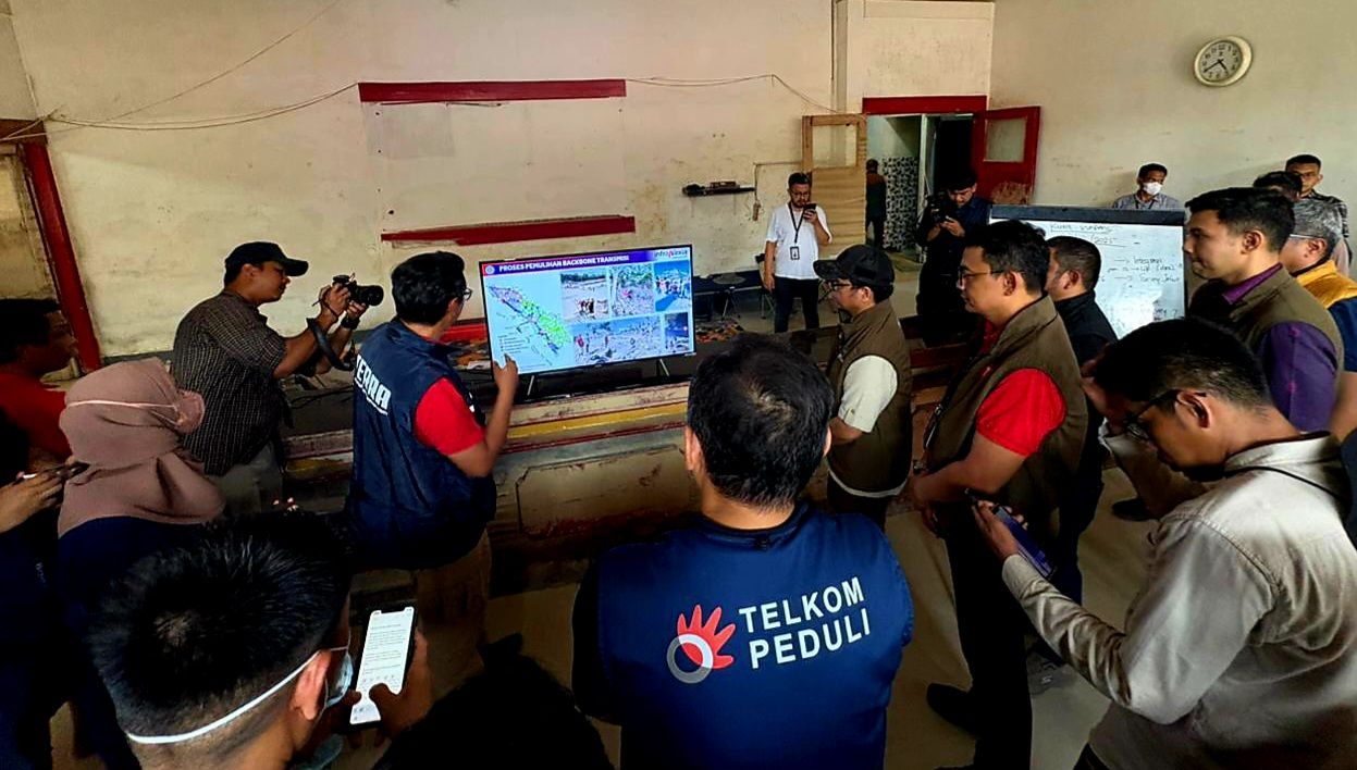 Wamen Komdigi Nezar Patria bersama jajaran TelkomGroup meninjau STO Kualasimpang, Kabupaten Acehtamiang