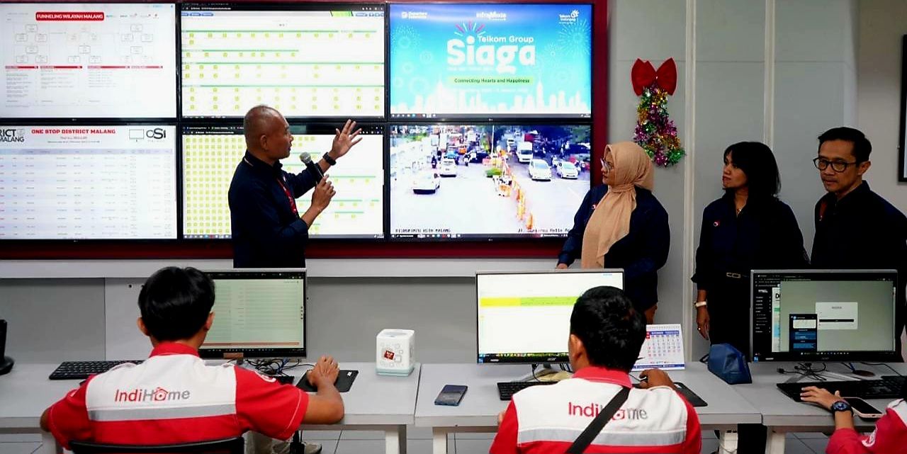 Direktur Utama Telkom Indonesia Dian Siswarini meninjau kesiapan infrastruktur dan layanan di Posko TelkomGroup Siaga Nataru di Telkom Regional 3, Malang
