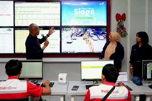 Direktur Utama Telkom Indonesia Dian Siswarini meninjau kesiapan infrastruktur dan layanan di Posko TelkomGroup Siaga Nataru di Telkom Regional 3, Malang