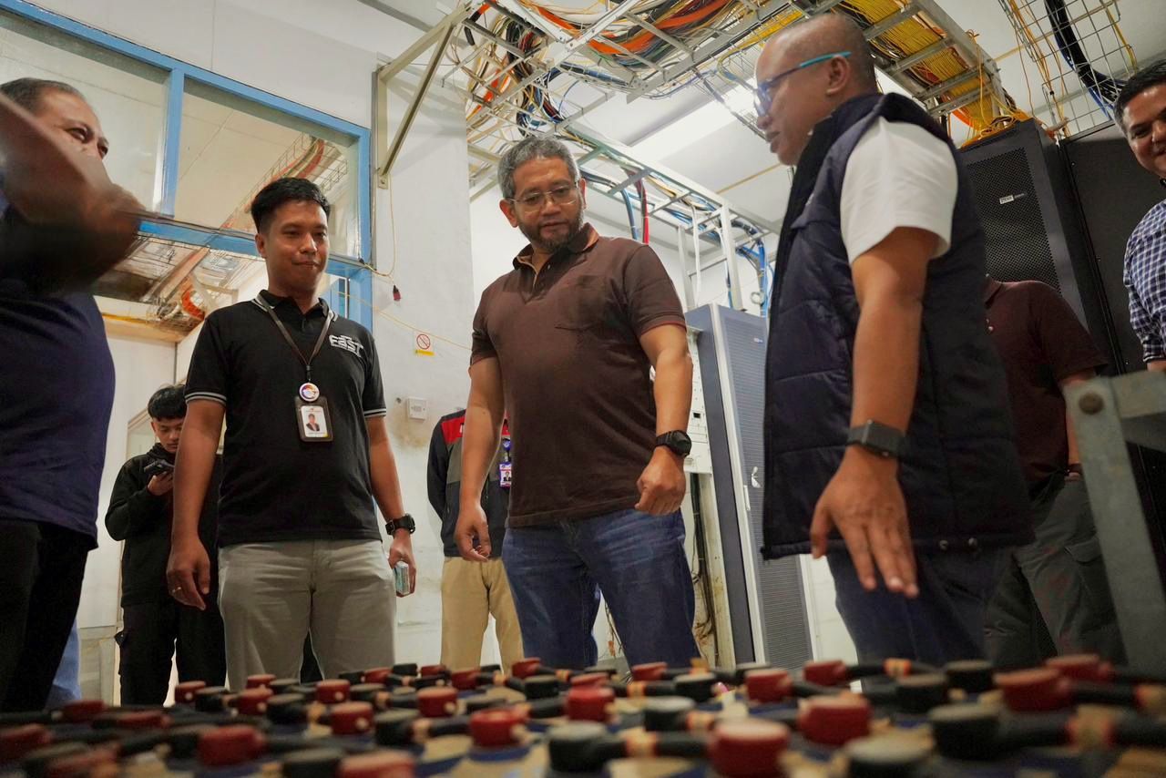 Direktur Strategic Business Development and Portfolio Telkom Seno Soemadji saat meninjau pemulihan infrastruktur dan distribusi bantuan kemanusiaan