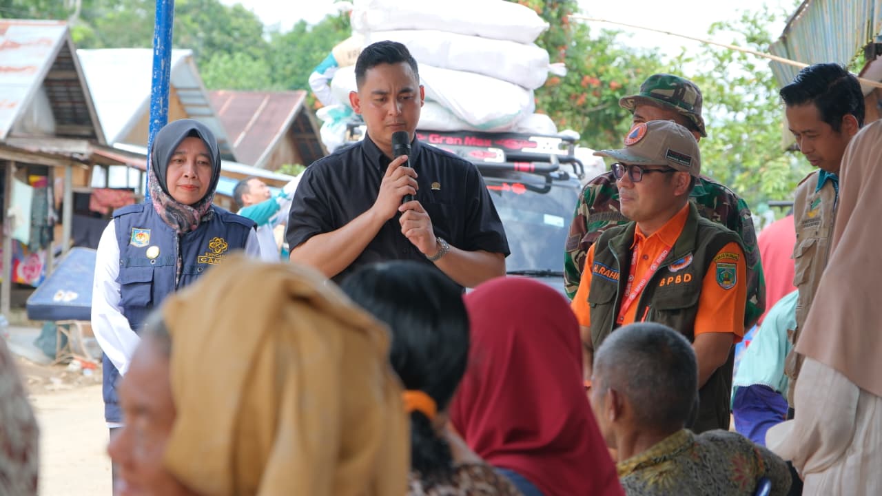 Anggota DPD RI Muhammad Hidayatollah atau yang akrab disapa Dayat El menyalurkan bantuan bagi korban banjir bandang di Balangan (foto: Dokumentasi Dayat El untuk Starbanjar)