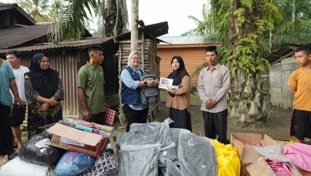 Relawan BUMN Peduli Telkom Indonesia menyalurkan perlengkapan sekolah di SD Siperkas
Relawan BUMN Peduli Telkom Indonesia menyalurkan perlengkapan sekolah di SD Siperkas
