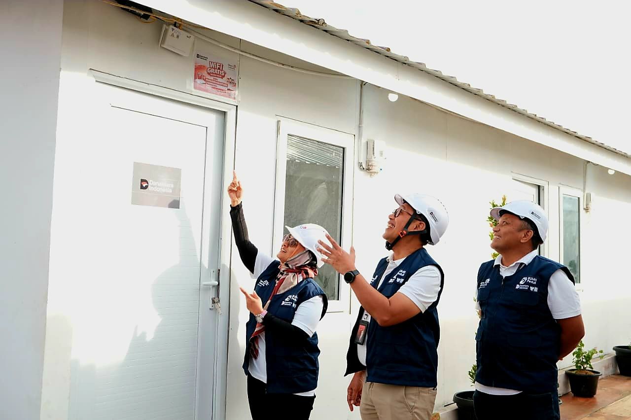 
Direktur Utama Telkom Dian Siswarini meninjau Huntara 