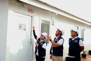  Direktur Utama Telkom Dian Siswarini meninjau Huntara 