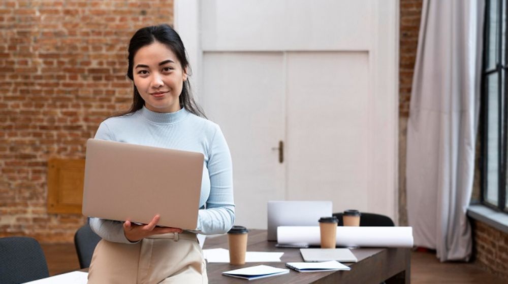 Ilustrasi wanita sedang bekerja.