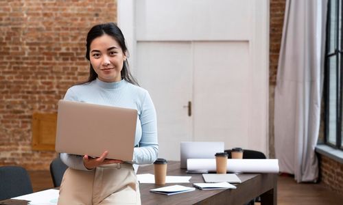 Ilustrasi wanita sedang bekerja.