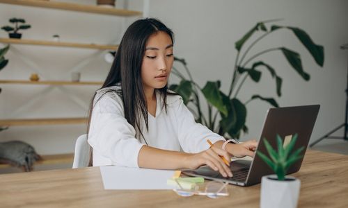 Ilustrasi wanita sedang bekerja.