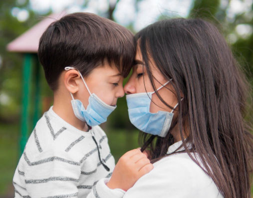 Perempuan dan anak-anak menggunakan masker untuk mencegah virus super flu.