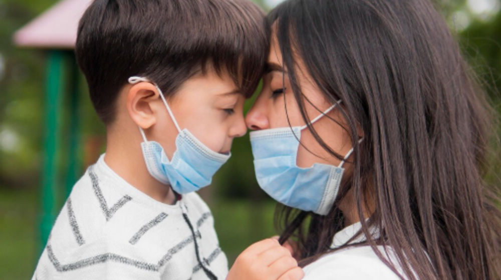 Perempuan dan anak-anak menggunakan masker untuk mencegah virus super flu.