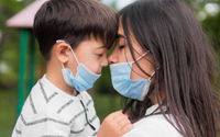 Perempuan dan anak-anak menggunakan masker untuk mencegah virus super flu.
