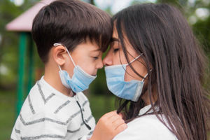 Perempuan dan anak-anak menggunakan masker untuk mencegah virus super flu.