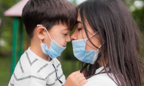 Perempuan dan anak-anak menggunakan masker untuk mencegah virus super flu.