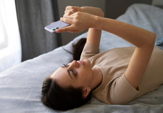 Langsung memeriksa email dan media sosial di pagi hari.