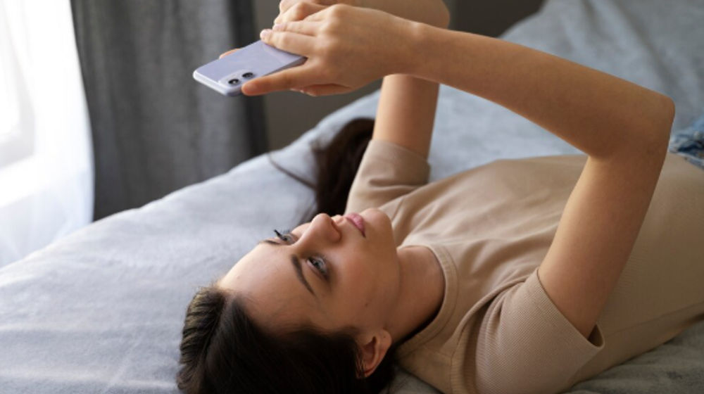 Langsung memeriksa email dan media sosial di pagi hari.