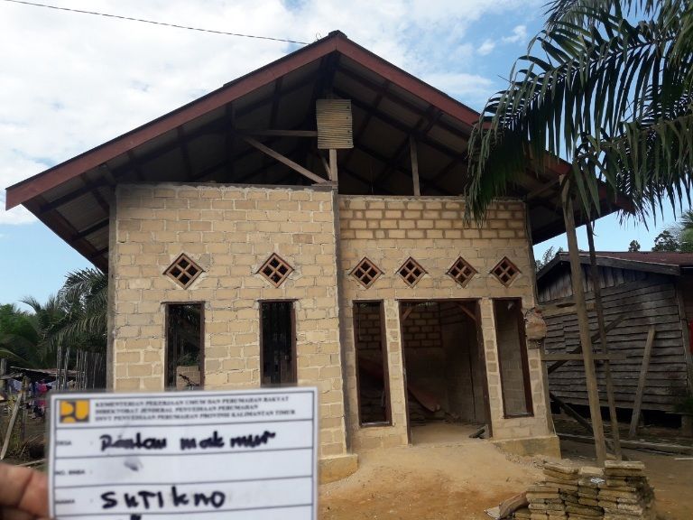 Penampakan rumah yang masuk dalam program bedah rumah dalam proses pembangunan. (Foto: Prokom Kutim)