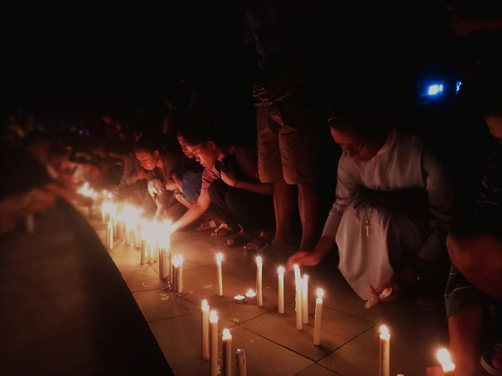 Warga Labuan Bajo menyalakan 1000 lilin, berdoa bagi korban KM Putri Sakinah, di Waterfront Labuan Bajo, Jumat (2/1) malam.