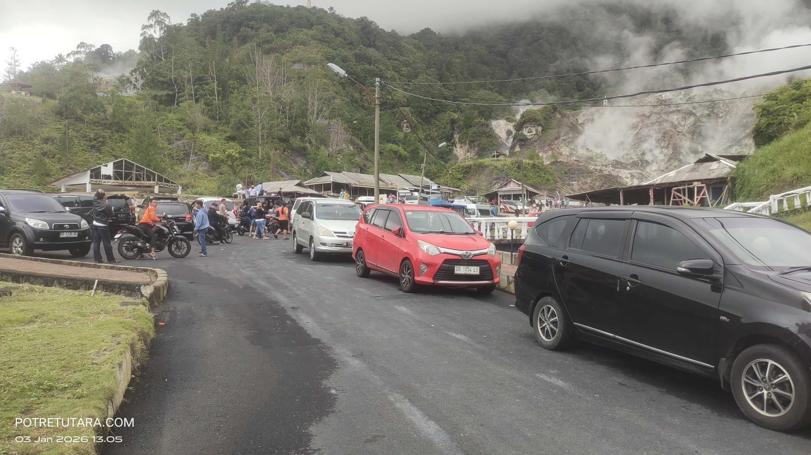 Bukit Kasih Kanonang dipadati pengunjung.