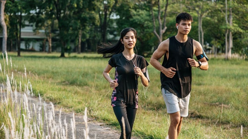 Ilustrasi pasangan anak muda melakukan olahraga lari.