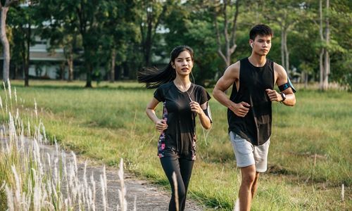Ilustrasi pasangan anak muda melakukan olahraga lari.