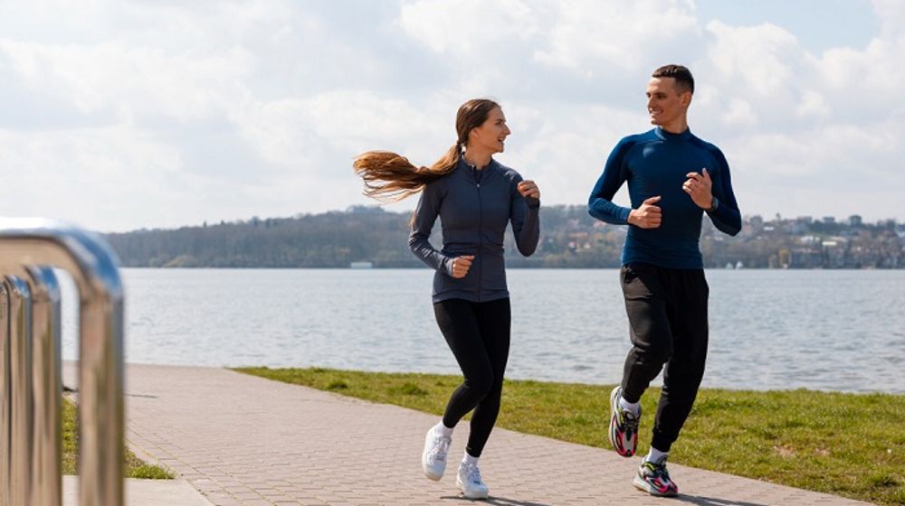 Ilustrasi pasangan anak muda melakukan olahraga lari.