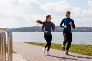 Ilustrasi pasangan anak muda melakukan olahraga lari.