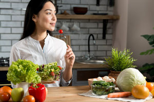 Seorang wanita menjalankan gaya hidup vegan.