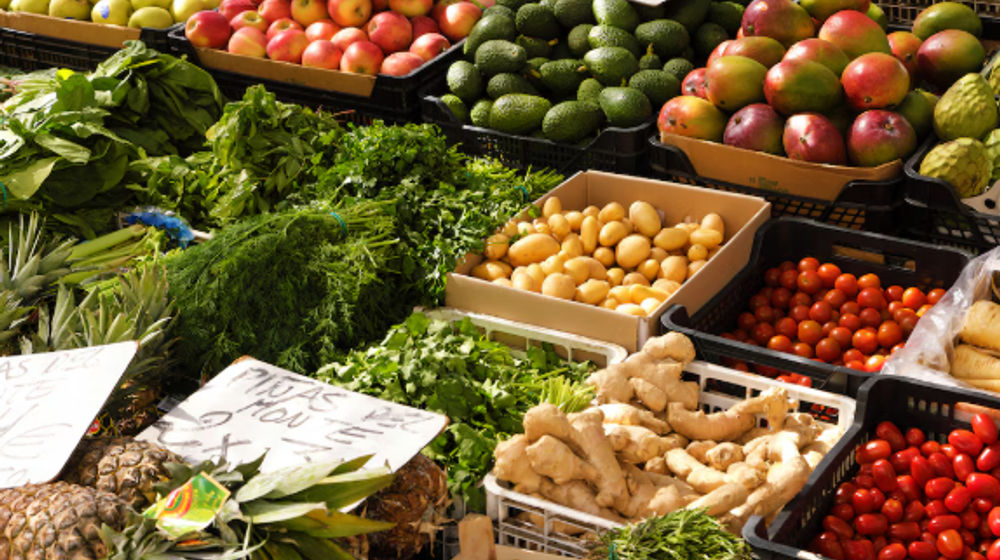 Buah-buahan dan sayuran yang ditanam oleh petani lokal dijual di pasar.