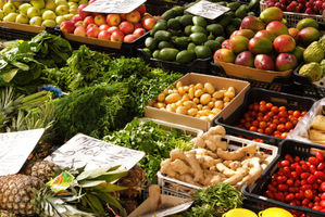 Buah-buahan dan sayuran yang ditanam oleh petani lokal dijual di pasar.