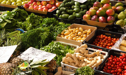 Buah-buahan dan sayuran yang ditanam oleh petani lokal dijual di pasar.