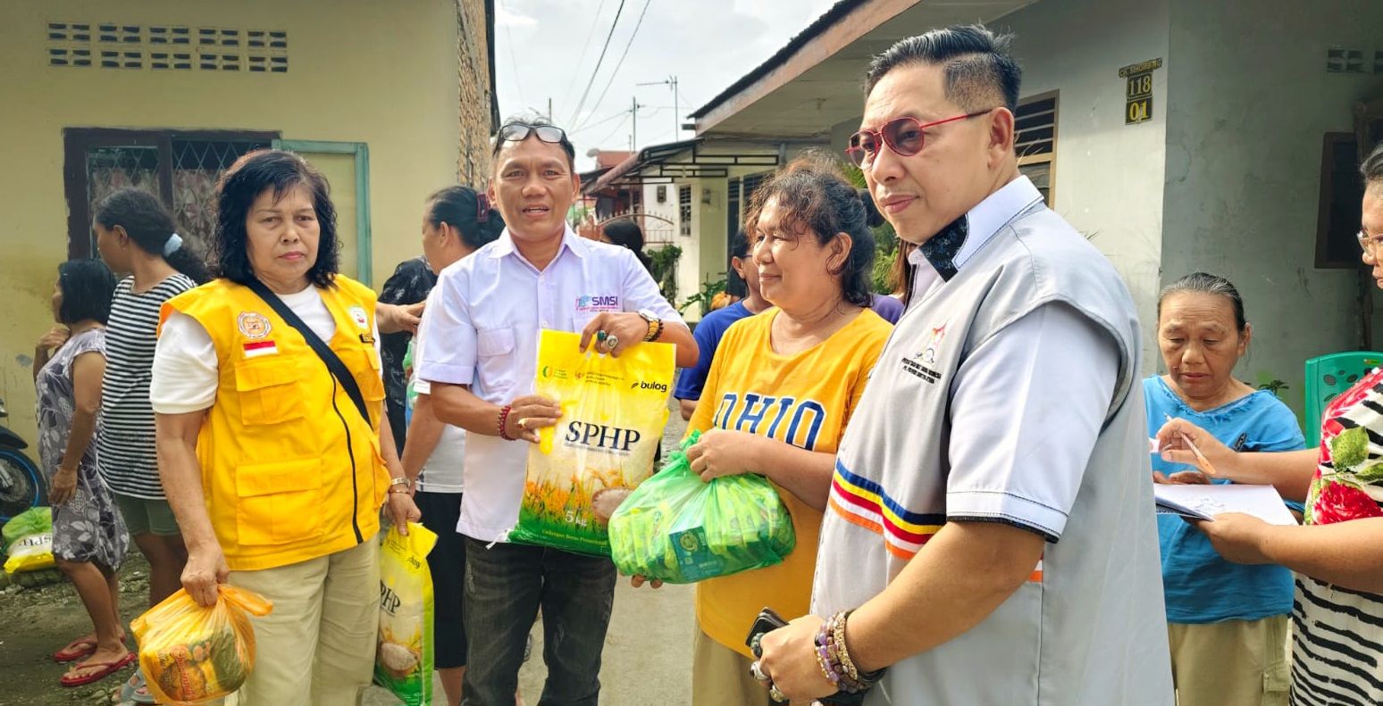 SMSI Kota Medan membagikan puluhan paket sembako kepada warga Jalan Sejahtera, Kelurahan Helvetia Timur