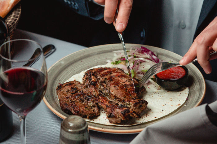 Lagi Tren, Ini Manfaat dan Risiko Diet Karnivora