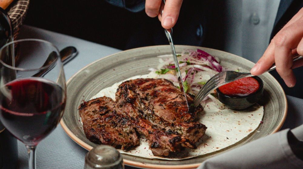 Lagi Tren, Ini Manfaat dan Risiko Diet Karnivora